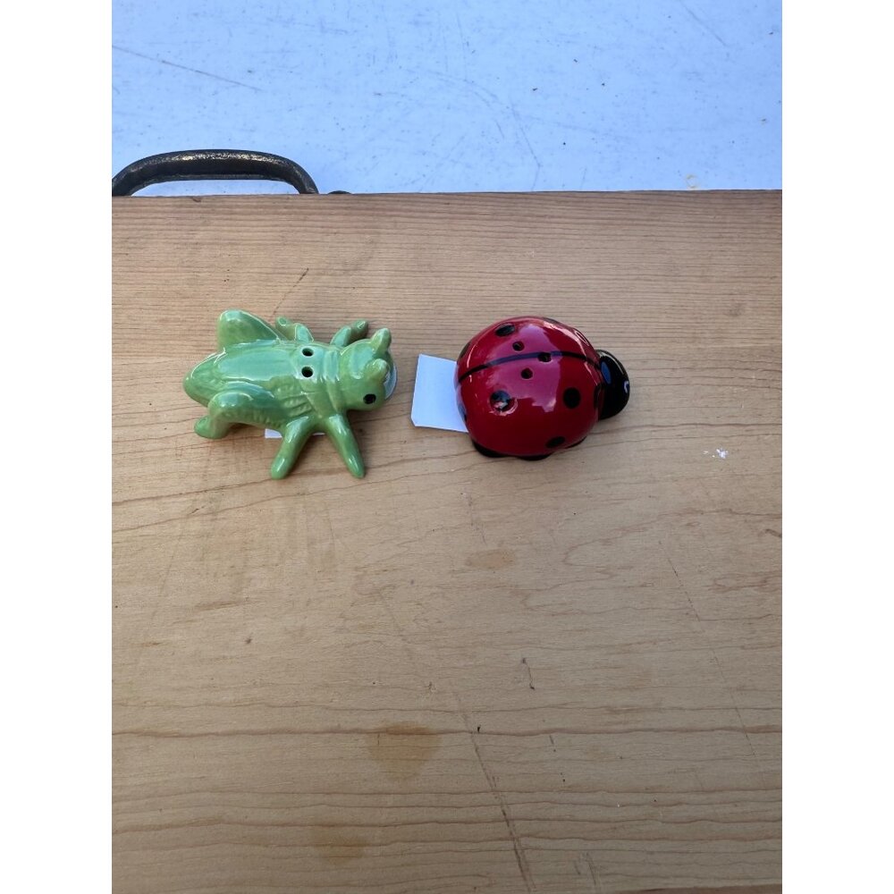 Cracker Barrel Ladybug Grasshopper Salt Pepper Shakers Set New - Picture 3 of 6
